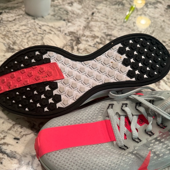 Size 8 zoom nikes inly worn once - Picture 3 of 4